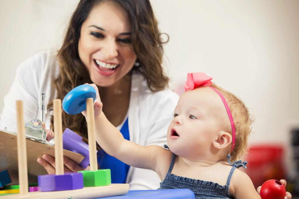 bebe brincando com a mae