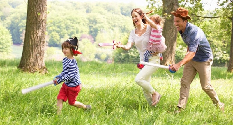 familia brincando